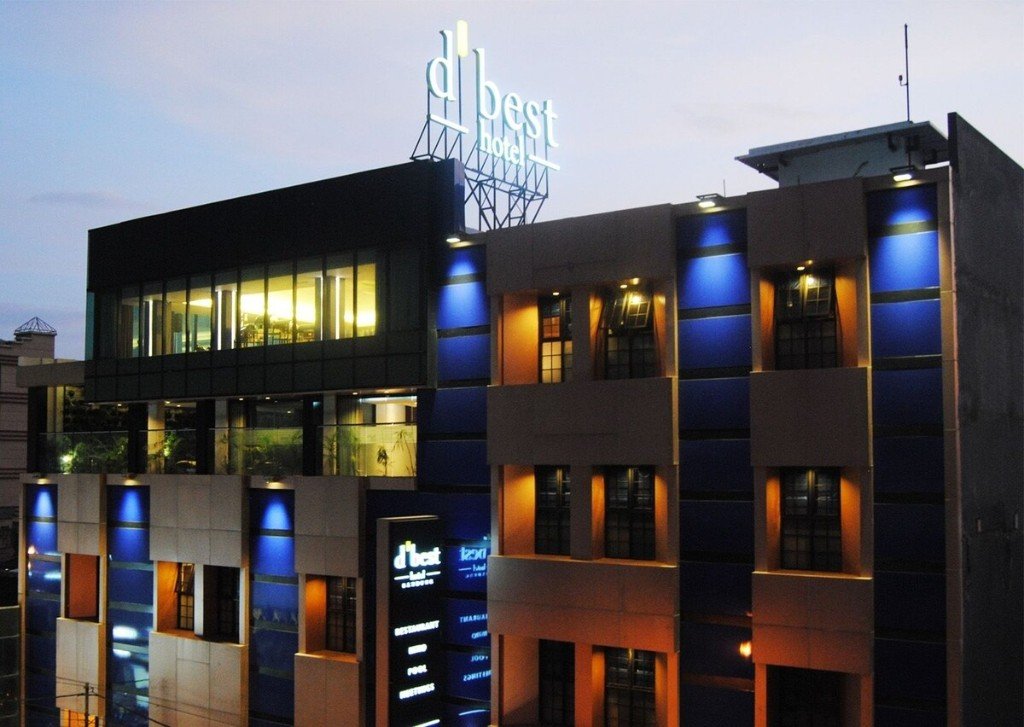 Tampak depan gedung dBest Hotel Bandung pada malam hari