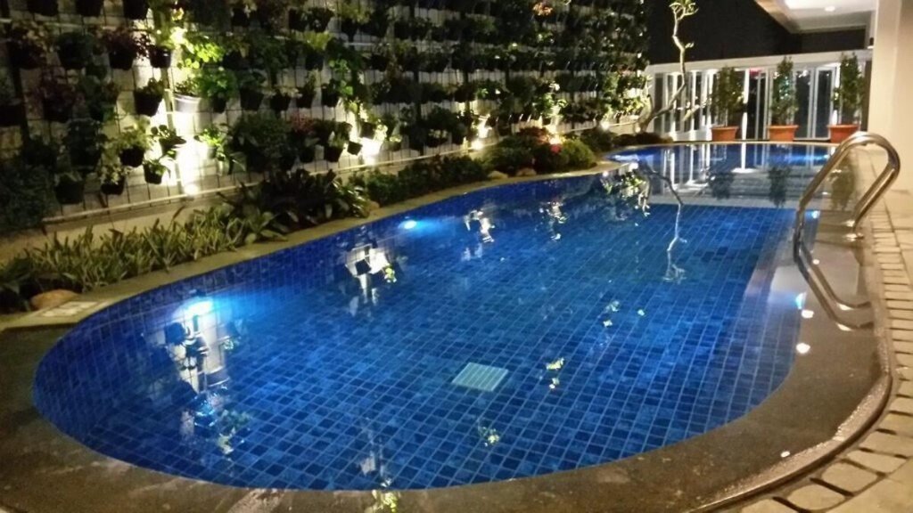 Kolam renang malam hari